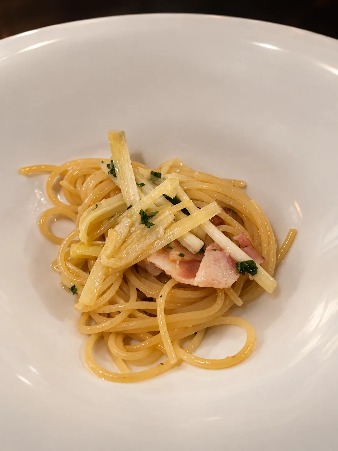 白い器に盛り付けたパスタ